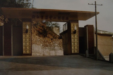 8月，，胡季强报到，，兰溪云山制药厂迎来第一位大学生。